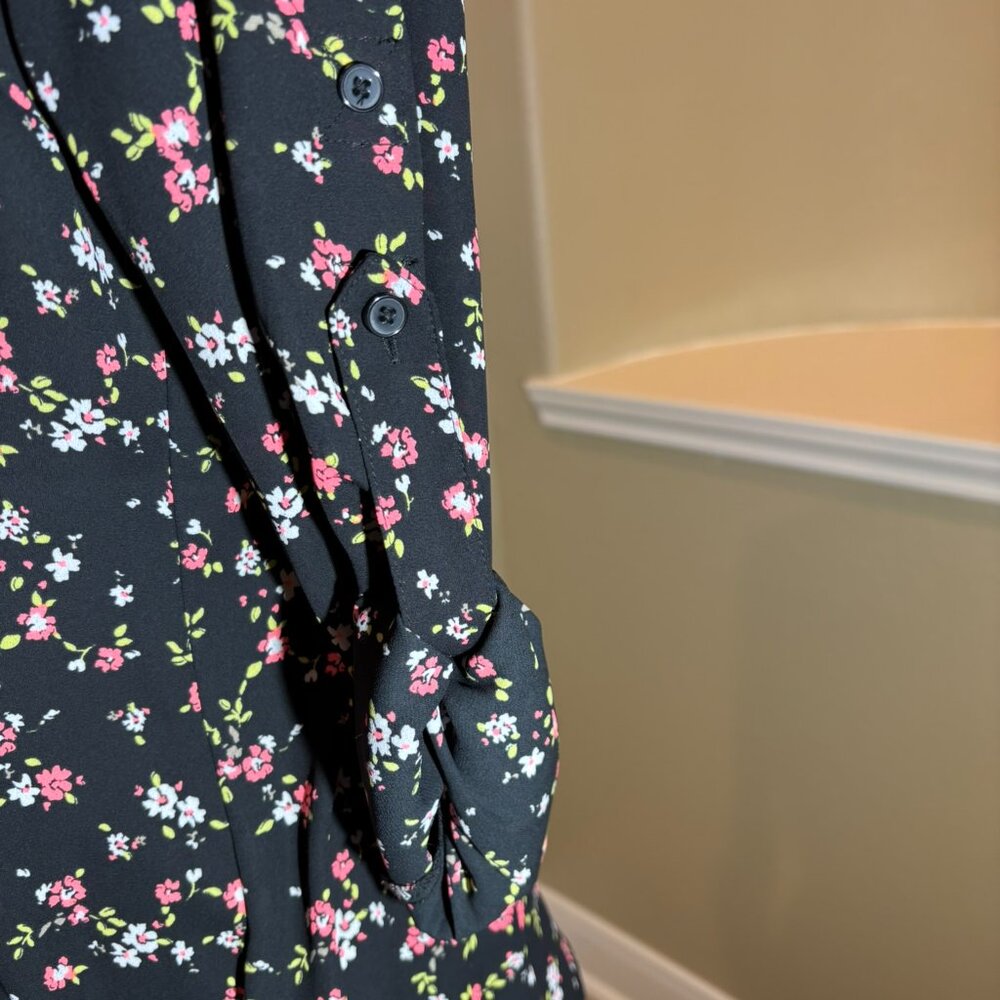 NWT Express Black Pink Floral Button Down V-Neck Shirt Size XS - Picture 4 of 9